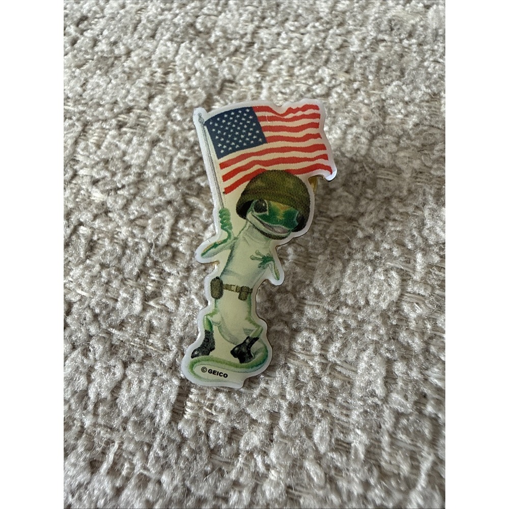 Vtg Geico Gecko‎ Lapel Pin Patriotic Pin American Flag Military Soldier